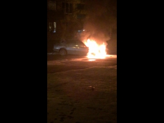 На Бухарестской у дома 88, сгорела машина, по непонятным ситуациям Было 2 взрыва