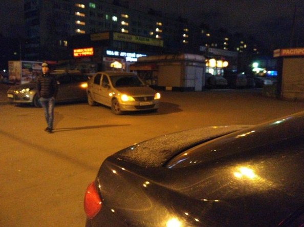 Водитель на Renault Logan въехал в припаркованную машину на Купчинской улице около диско клуба Зодиак