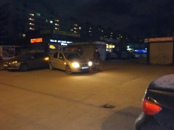Водитель на Renault Logan въехал в припаркованную машину на Купчинской улице около диско клуба Зодиак