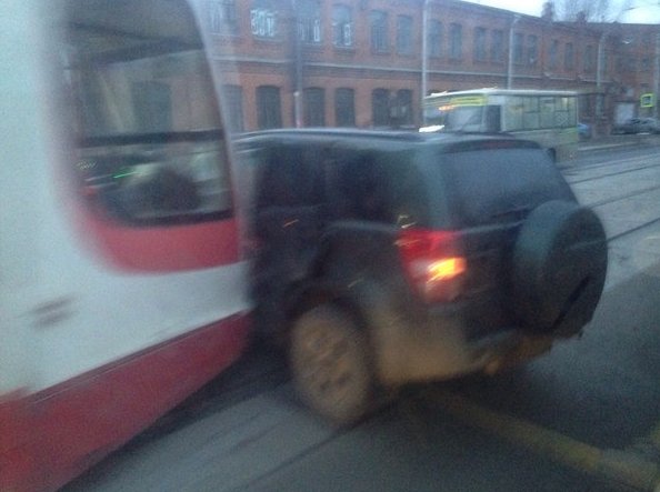 На Кондратьевсом пр. Рядом с пенсионным фондом в районе 7 утра, Suzuki нарушил правила, разворачивал...