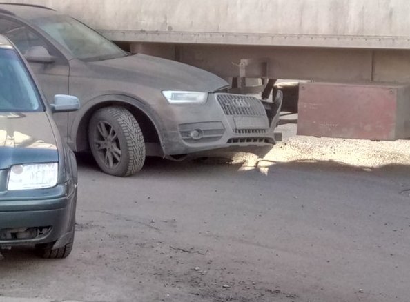 На Гапсальской улице Фура обидела Audi