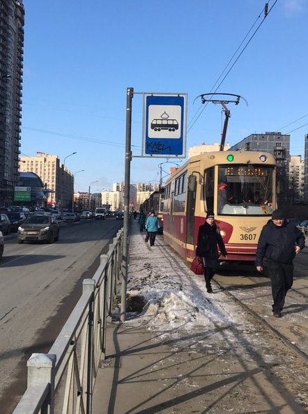 На пересечении Проспекта Луначарского и Есенина столкнулись автомобили.Стоят трамваи.