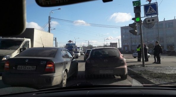 Не поделили дорогу на перекрёстке Полюстровского и Кантемировской. Оформляются. Пробка, включая выез...