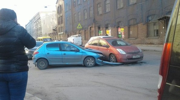 На улице Профессора Попова 52 после ДТП Тойотой Приус, Peugeot 206 пораскинул бампером.