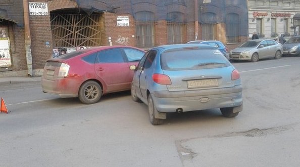 На улице Профессора Попова 52 после ДТП Тойотой Приус, Peugeot 206 пораскинул бампером.