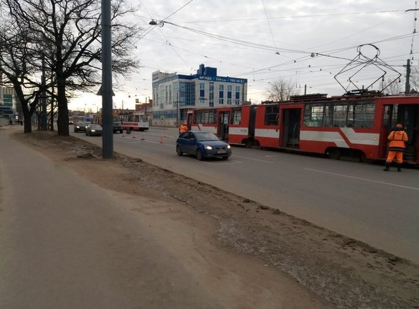 Трамваи встали на Политехнической улице рядом с ж/д станцией "Кушелевка" в сторону Лесной