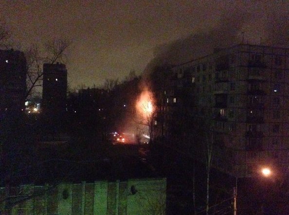 В 3 часа ночи 8 марта сгорела квартира в доме 27к4 по Замшиной улице , огромное пламя вырывалось с б...