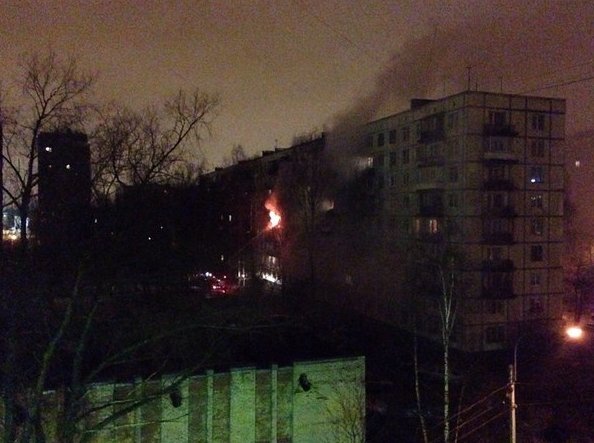 В 3 часа ночи 8 марта сгорела квартира в доме 27к4 по Замшиной улице , огромное пламя вырывалось с б...