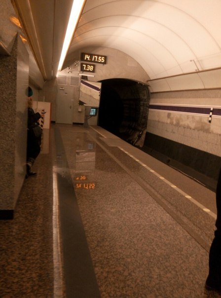 По техническим причинам поезда в метро в сторону комендантского идут с увеличенным интервалом