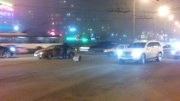 Mazda6 оторвала бампер Нексии на перекрёстке Ленинского проспекта и М. Жукова