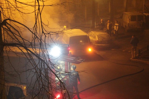 Во дворе между домами 20 и 22 по улице Беринга загорелась машина, буквально 15 минут назад. Пожарные...