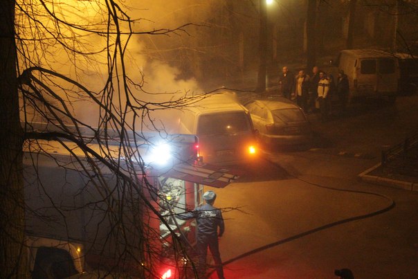 Во дворе между домами 20 и 22 по улице Беринга загорелась машина, буквально 15 минут назад. Пожарные...