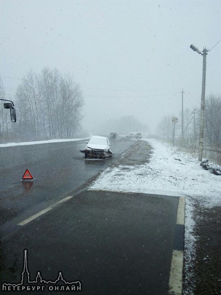 На Дорога Жизни в Углово,одна машина чуть не влетела в автобусную остановку с магазином,служб нет,п...