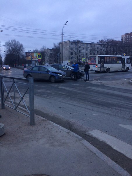 Focus и Mazda СХ-7 не поделили перекресток Замшиной улицы с проспектом Мечникова
