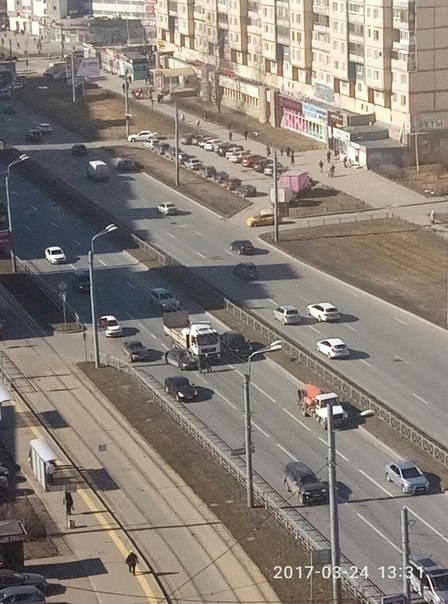 На Проспекте Косыгина автолюбитель перестроился под грузовик