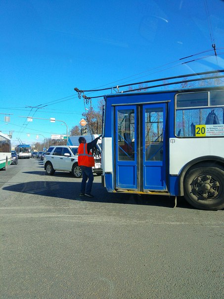 На перекрестке Трамвайного и Стачек Сломался троллейбус. Пробка со всех сторон.