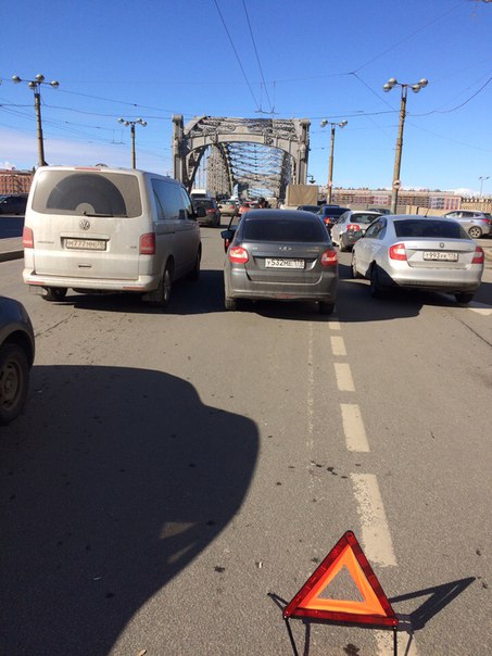 Дед заглох перед Большеохтинским мостом и откатился фаркопом мне в бампер,вину свою отрицает.Может е...