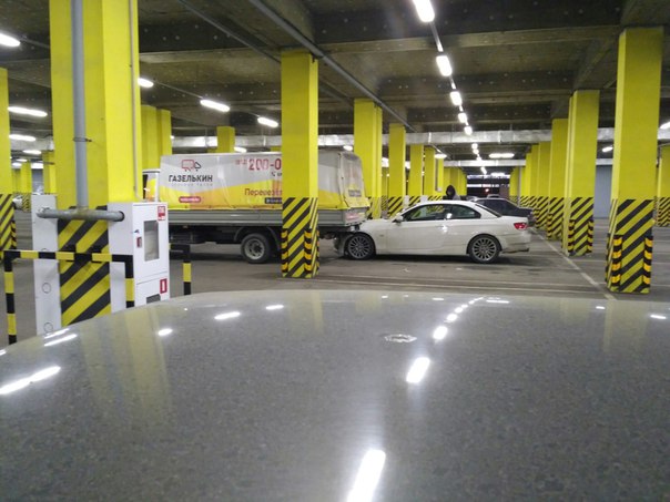 BMW заехал под ГАЗелькина на парковке Ленты в Рыбацком