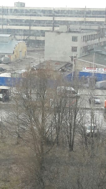 Полицией перекрыт участок Полюстровского проспекта, где Балткам с двух сторон, из здания всех выгнал...