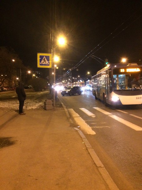 Изза аварии у метро Большевиков стоят все трамваи в обе стороны