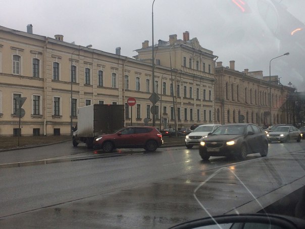 Изза ДТП на въезде с Пироговской набережной на Литейный мост машины заезжают через съезд по встречк...