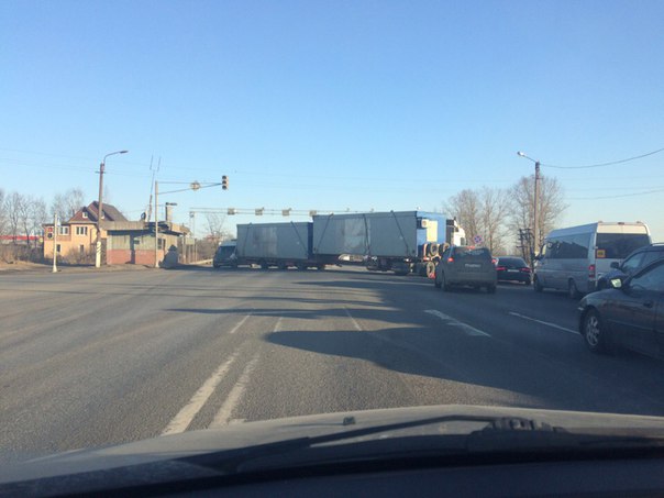 На Московском шоссе, у поворота на Тельмана, в сторону города все стоит, из города тоже очень плотно