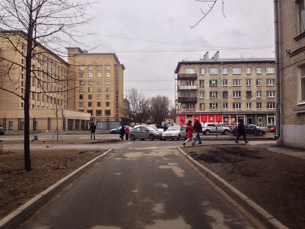 На Благодатной, напротив университета МЧС, два бойца не поделили въезд во двор. Служб нет, во двор н...