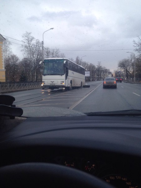 На Петергофском шоссе в стрельне автобус висит в воздухе) особо не мешает