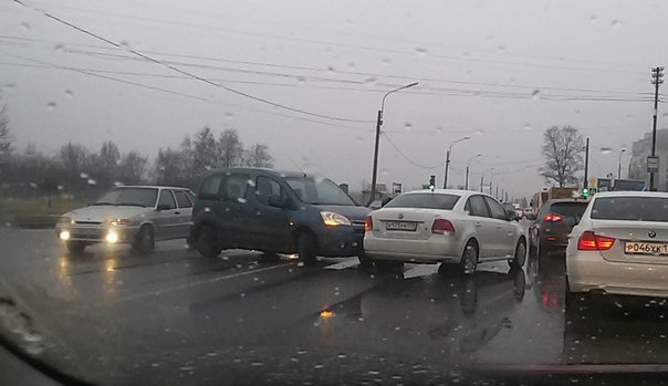 На перекрестке Таллинского и Авангардной белому авто через сплошную прилетел темно-серый нежданчик.
