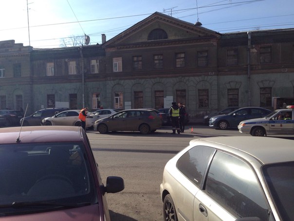 На Звенигородской улице Трамваи стоят, и собирается пробка.