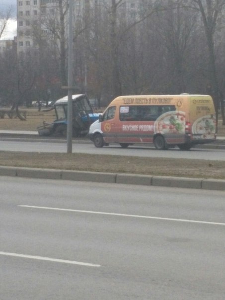 На московском проспекте трактор застрял в газоне метя траву