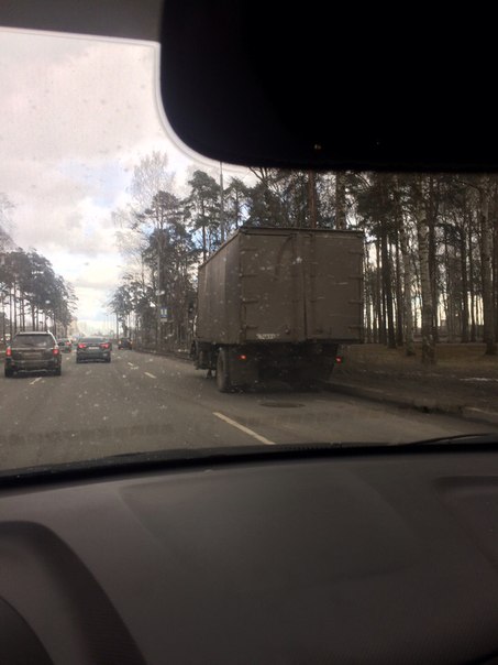 Проспект Непокоренных в сторону КАДа, на развороте видимо вторым рядом не пустили. Справа грузовик б...