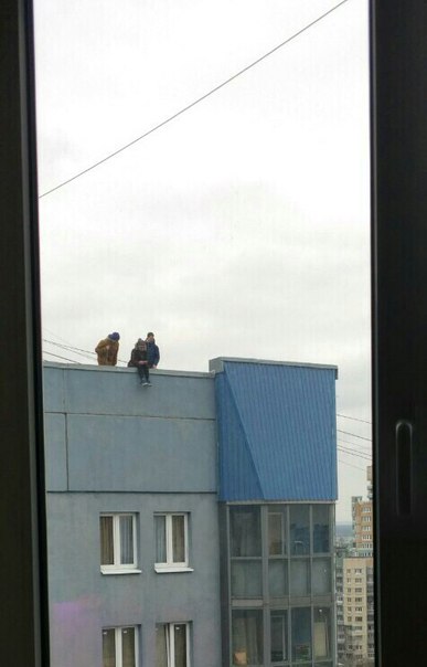 На крыше 17-ти этажного дома по Проспекту Энтузиастов в 15.25