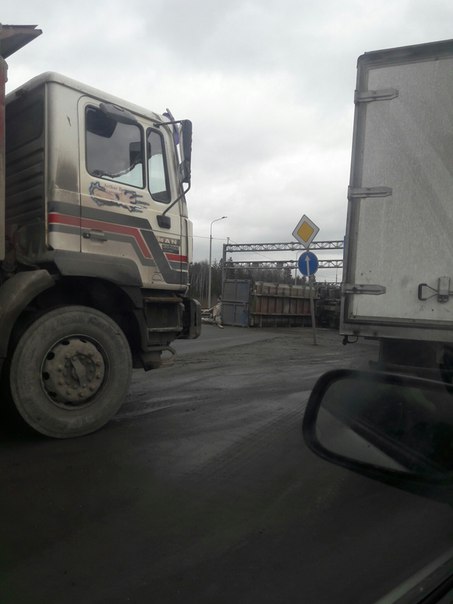 При съезде с КАДа на Левашовское шосс е(напротив Нuyndai) перевернулся грузовик с ПУХТО,