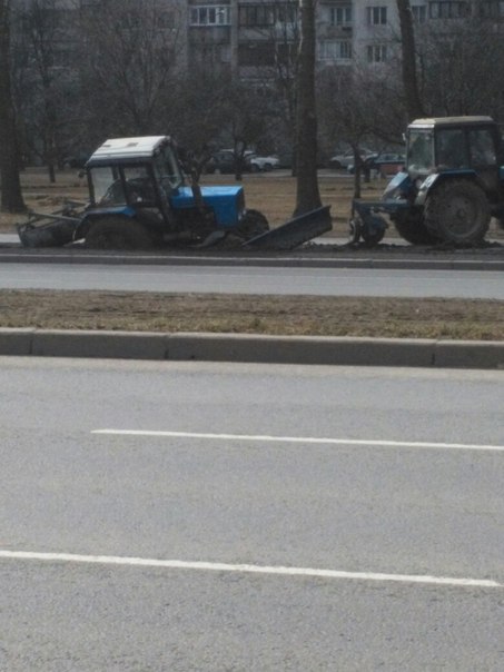 На московском проспекте трактор застрял в газоне метя траву