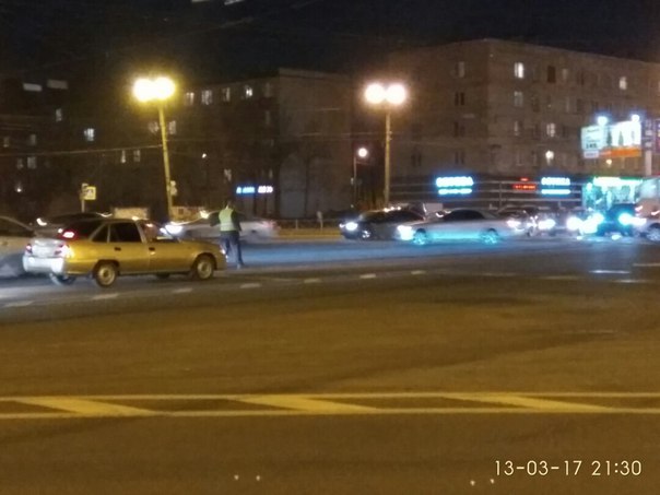 2 простых парня на перекрестке Дальневосточного и Народной вышли из авто и сами начали ВМЕСТО РЕГУЛИ...