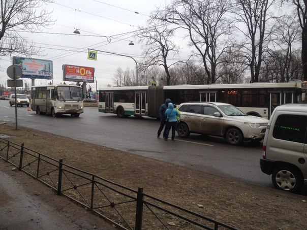 Пересечение улицы Типанова и Гагарина. Подробностей не знаю. Пробки пока нет. Актуально на 12:15.