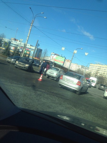 Непонятно что произошло на перекрестке Стачек и Трамвайного, скорая кого-то увезла в 10.40