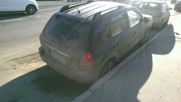 У юлмарта на Благодатной Hyundai или так припарковался или перегрузил багажник