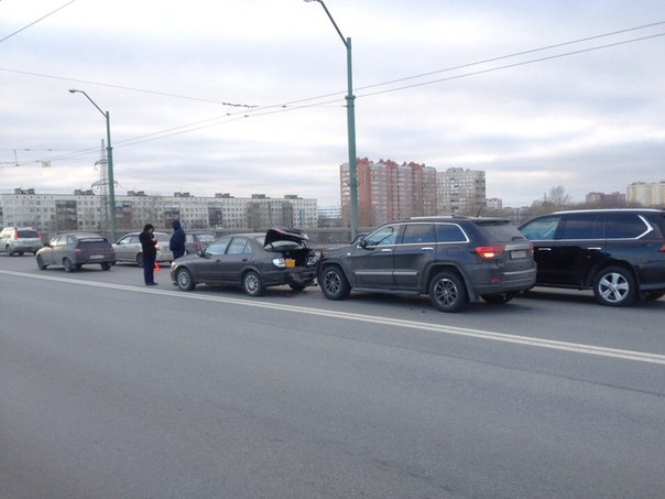 Авария на Невском путепроводе в сторону Софийской.Занята одна полоса для движения.Дпс пока нет