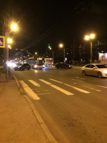 Изза аварии у метро Большевиков стоят все трамваи в обе стороны