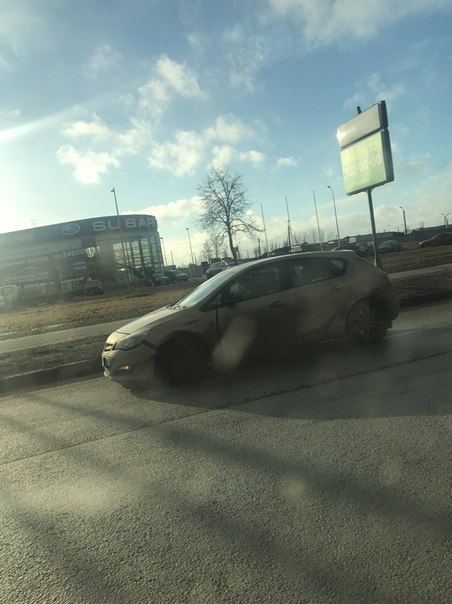 На Пулковском шоссе за ТЦ Лето женщина хотела развернуться с третьего ряда и не получилось