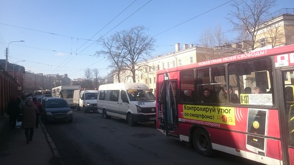 На Площади Ленина троллейбус тянули на жёсткой сцепке и что-то пошло не так