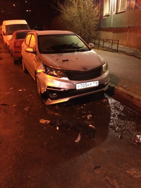 Ночью с 11 на 12 марта на Долгоозерной у дома 18 произошло ДТП, кто-то въехал в припаркованный Kia r...