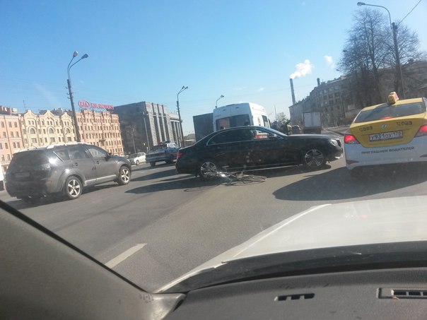 Некультурный велосипедист не пропустил Mercedes на Обводном, перед Московским...