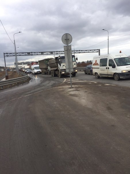 Кран приехал поднимать грузовик на Левашовском шоссе , очень плотное движение