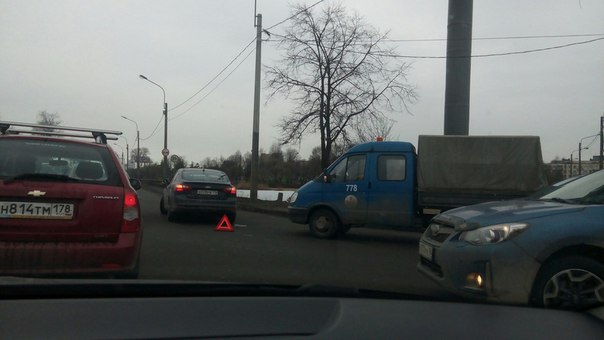 ДТП на Маршала Жукова перед въездом на Лиговский мост. Пробка при заезде на мост и Жукова стоит с го...