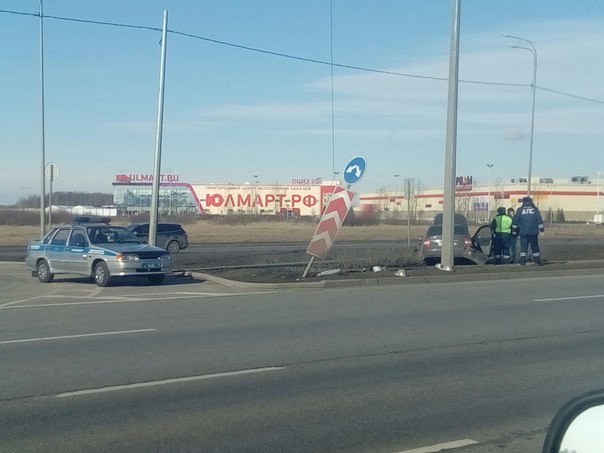 На Пулковском шоссе, напротив Юлмарта, водитель не справился с управлением и влетел в мачту освещен...