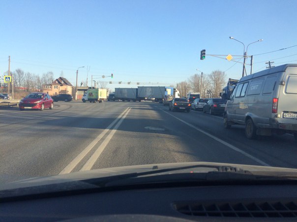 На Московском шоссе, у поворота на Тельмана, в сторону города все стоит, из города тоже очень плотно