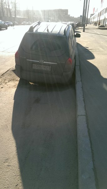У юлмарта на Благодатной Hyundai или так припарковался или перегрузил багажник